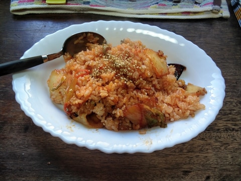 手作りのりんご入り白菜キムチでキムチ焼きめし